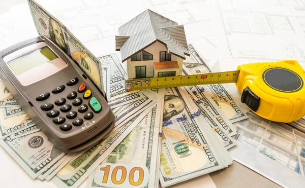Modelo en miniatura de casa sobre el fondo de un plan de casa, y dinero, y calculadora. — Foto de Stock