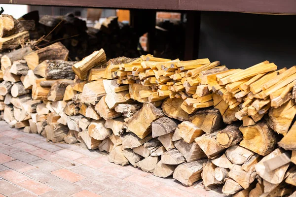 Stapel van gestapeld driehoekig brandhout, bereid voor open haard en ketel. — Stockfoto