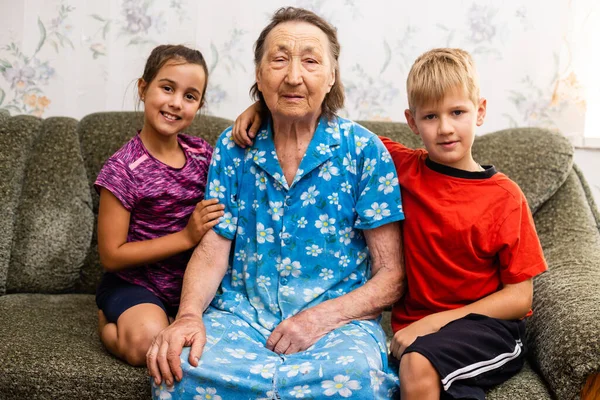 Avó com neto. Mulher velha com crianças — Fotografia de Stock