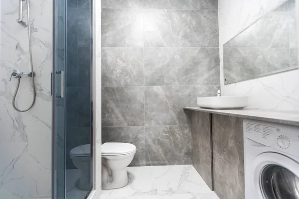 Moderní koupelna s šedými dlaždicemi, bezešvé, luxusní interiér pozadí. — Stock fotografie