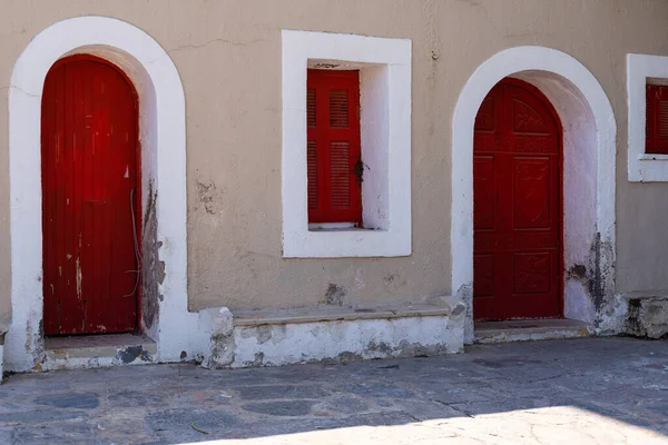 Puerta de entrada roja frente a casa residencial — Foto de Stock