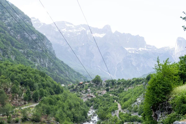 Paisaje de montaña en el parque nacional Theth en los Alpes albaneses. — Foto de Stock