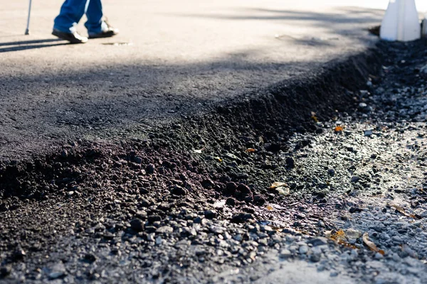 Närbild asfalt på vägen under uppbyggnad. — Stockfoto