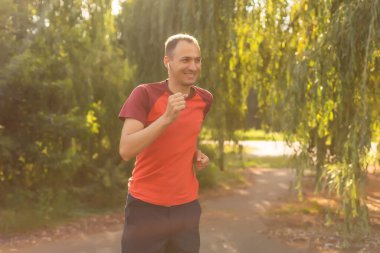 Sonbahar sabahı parkta koşan bir adam. Sağlıklı yaşam tarzı kavramı