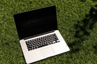 Laptop bahçede, yakın plan..