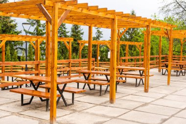 Barbekü masalı bir çardak ve yaz aylarında açık havada piknik için bank..