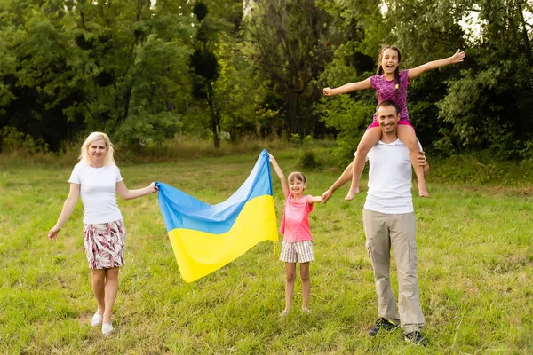 День флага Украины. День Конституции. семья с флагом Украины в поле. 24 августа. Патриотический праздник. — стоковое фото
