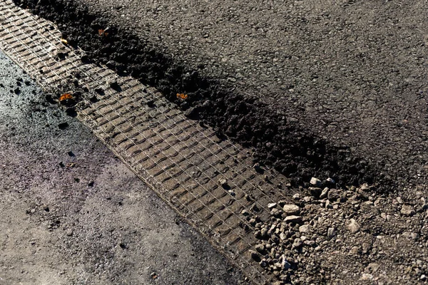 Arbeta på en ny gata genom att sätta ny asfalt — Stockfoto