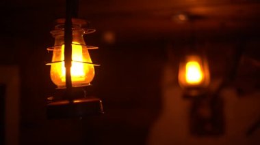 Klasik parlak bir lambanın yakın çekimi. Cam ampul, hareketsiz gaz ve tungsten filament. Yumuşak doğal ışık. Lamba kadife etkisi. Parıldıyor ve parlıyor.