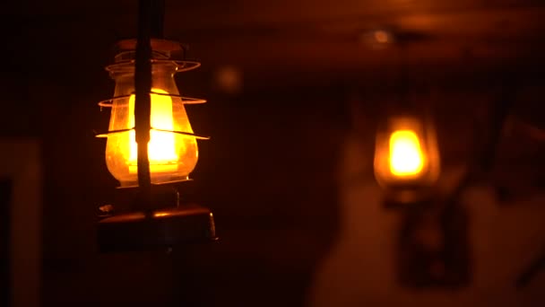 Klasik parlak bir lambanın yakın çekimi. Cam ampul, hareketsiz gaz ve tungsten filament. Yumuşak doğal ışık. Lamba kadife etkisi. Parıldıyor ve parlıyor. — Stok video