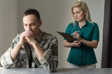 Psikolojik tedavi sırasında kanepede oturan asker