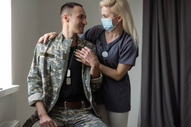 Hastane 'de askeri subay ve hasta var.