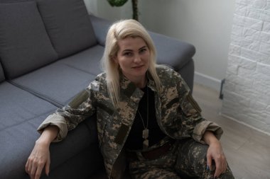 Genç bir kadının fotoğrafı. Mutlu mutlu gülümseyen asker. Selfie üniforması yapıyor.