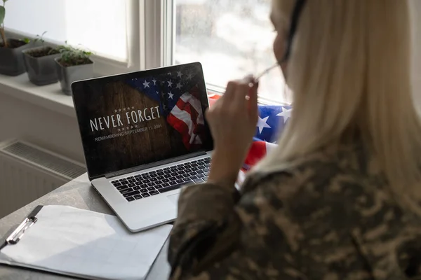 Jonge vrouwelijke soldaat werken met laptop in Headquarters Building. — Stockfoto