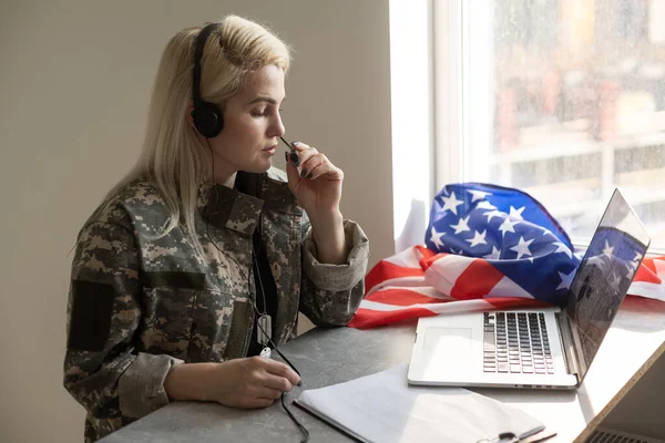 Mujer bastante militar haciendo una videollamada — Foto de Stock