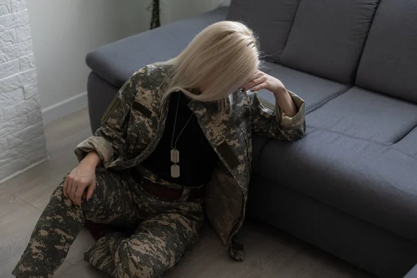 Une femme soldat, triste militaire — Photo