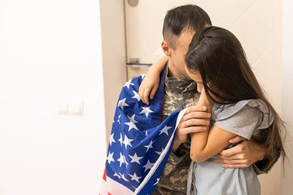 Voják s vlajkou USA a jeho malá dcera objímání, prostor pro text — Stock fotografie
