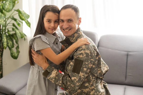 Soldado veterano volta para sua família do exército. — Fotografia de Stock