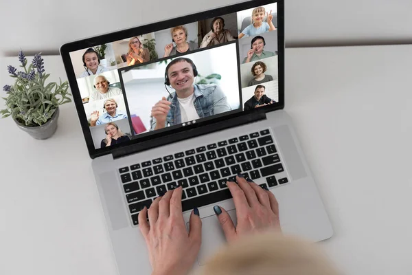 Онлайн група Відеоконференція на ноутбуці, сім'я — стокове фото