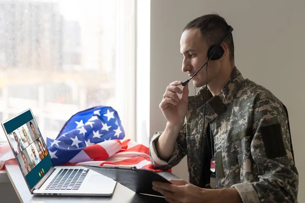 Um exército falando videoconferência no computador usando o aplicativo de consulta de videochamada on-line — Fotografia de Stock