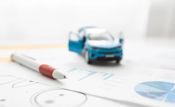 Kleine auto model en blauwdruk bladen. — Stockfoto