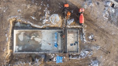 Büyük bir şehir yüzme havuzu inşaatı