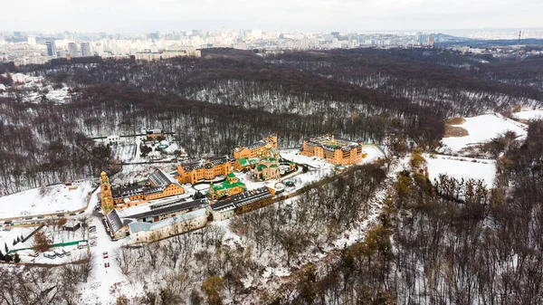 Вид на монастир у Києві взимку. — стокове фото