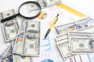 Yatırım grafikleri, para konsepti, grafik, grafik belgesi ve kalemleri masaüstünde analiz eden işadamı