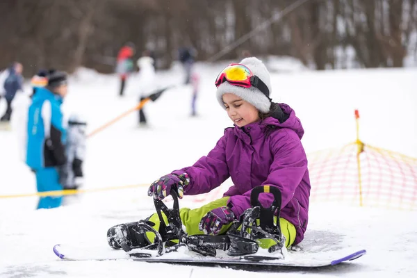 Χειμερινό σπορ με snowboard. Χαριτωμένο κορίτσι με snowboard πρόκειται να γλιστρήσει στη φύση του χειμώνα — Φωτογραφία Αρχείου