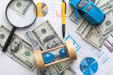 oyuncak araba ve çarşaf çizimleri, para