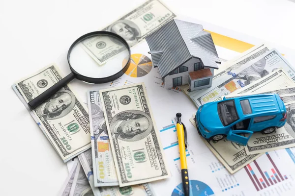 Coche azul del juguete con el dinero y la llave del coche en la mesa de madera . —  Fotos de Stock