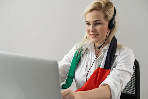 Kobieta i flaga Zjednoczone Emiraty Arabskie na komputerze, klawiatura laptopa — Zdjęcie stockowe