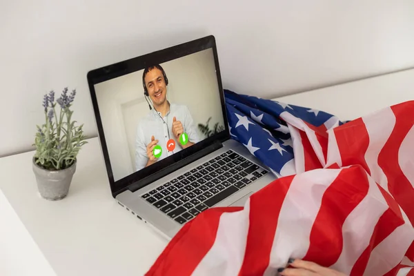 Mujer joven con bandera de EE.UU. utilizando una computadora portátil, día de la independencia en línea — Foto de Stock