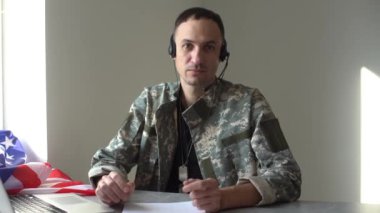 Mutlu askerin bilgisayarından video çağrısı geliyor.