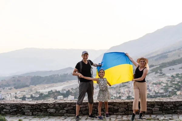 Família com bandeira ucraniana nas montanhas — Fotografia de Stock