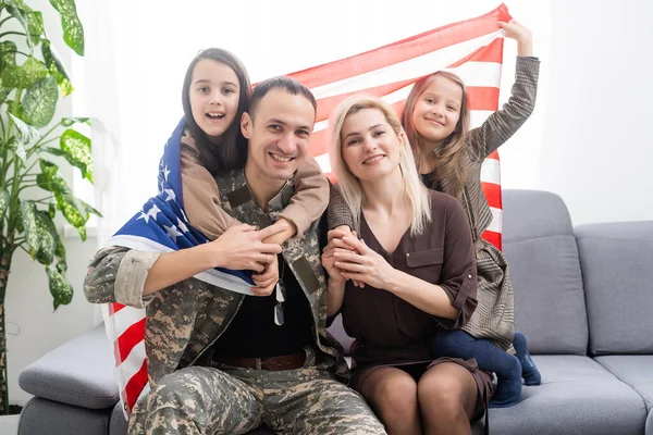 Portrait Of Soldier Returning Home With Family — Stock Photo, Image