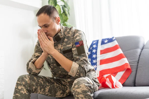 Portret smutnego, zdesperowanego wojskowego w średnim wieku. Niepełnosprawny żołnierz cierpiący na depresję psychiczną. Koncepcja PTSD. — Zdjęcie stockowe