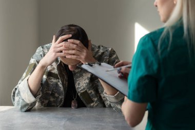 Psikolojik tedavi sırasında kanepede oturan asker