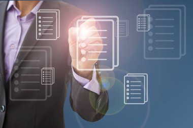 İşadamı ellerinde vergi beyannameleri tutuyor.