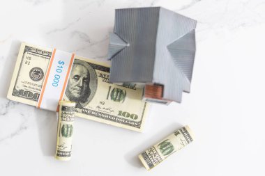 Bir ev için bir temel olarak dolar yığını.