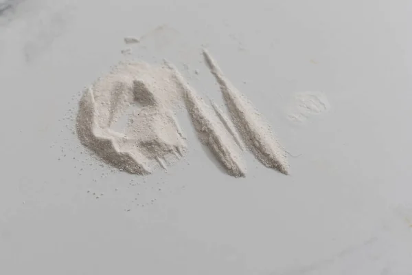 코카인이나 그 밖의 불법 마약, 흰 가루, 주사기, 검은 광택있는 배경에 고립되어 있는 마약 — 스톡 사진
