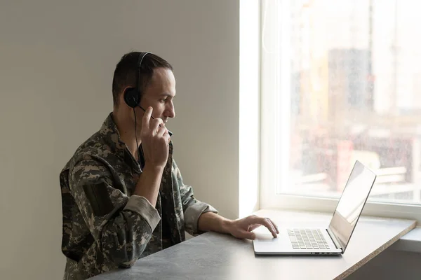 본부 건물에서 노트북으로 작업 하는 군인 — 스톡 사진