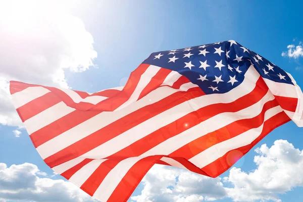 在蓝蓝的天空美国颜色和波那飘扬的旗帜 — 图库照片