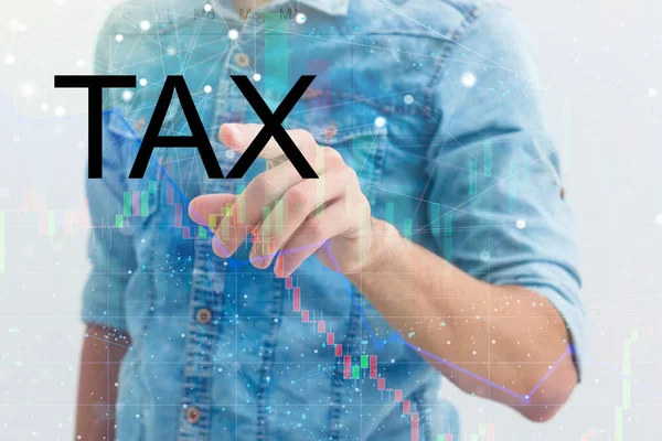 Бізнес рука клацає віртуальний екран, щоб податкове повернення онлайн для податкової платежі корпорацій, таких як ПДВ, податок на прибуток, і податок на майно.. — стокове фото