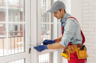 İşçi eve pencere kurup kontrol ediyor