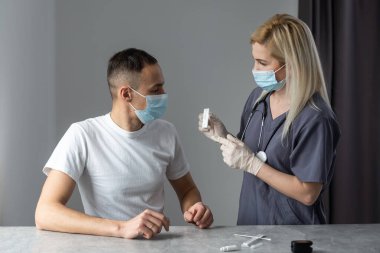 Burundan Covid-19 numunesi alıyorum. Genç bir adama Coronavirus Testi yapıyorum. Hastanede kontrol edilen bir kadın. Covid-19 Konsepti.