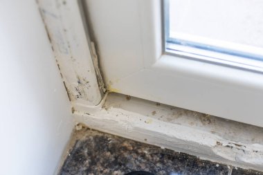 Yanlış yerleştirilmiş plastik kapılar. Beyaz plastik kapıdaki delik