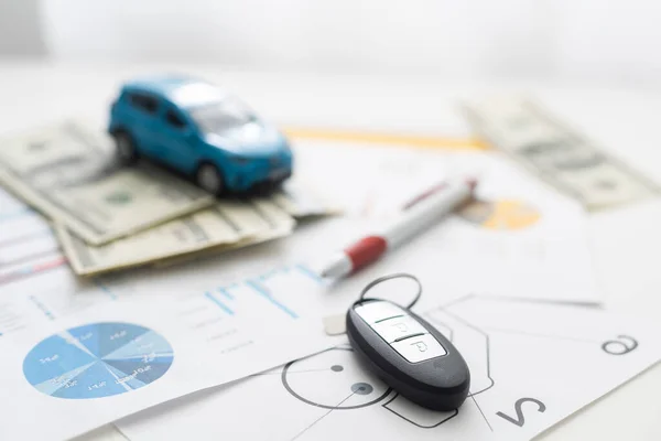 Dokument - zakup samochodu z euro, pióra, kalkulator i zabawka samochód. — Zdjęcie stockowe