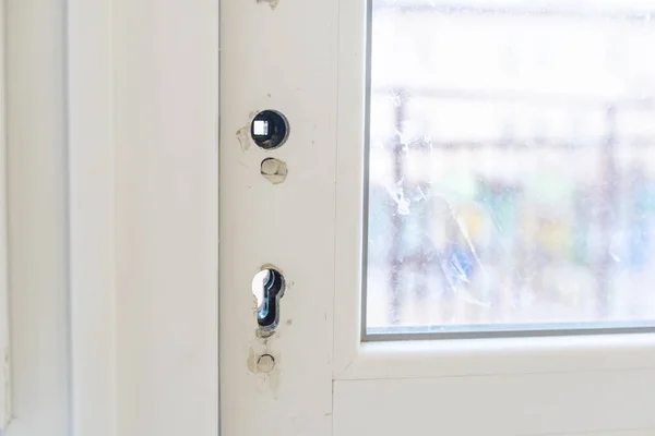 Instalar y reparar la cerradura delante de la puerta de plástico — Foto de Stock