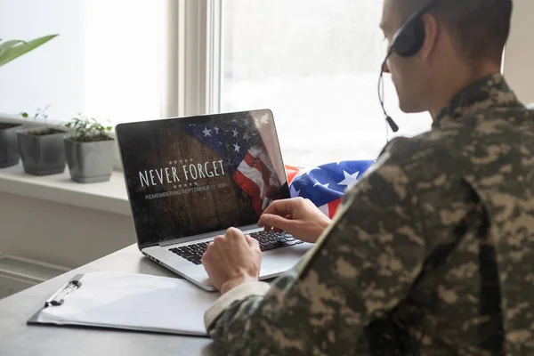 Militar hombre usando el ordenador portátil con veteranos pantalla de día — Foto de Stock